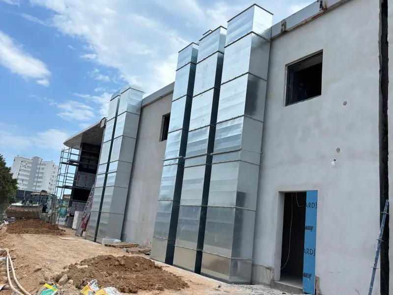 Bina dış cephesine monte edilmiş dikey galvaniz havalandırma şaft kanalları, Antalya şantiyesi