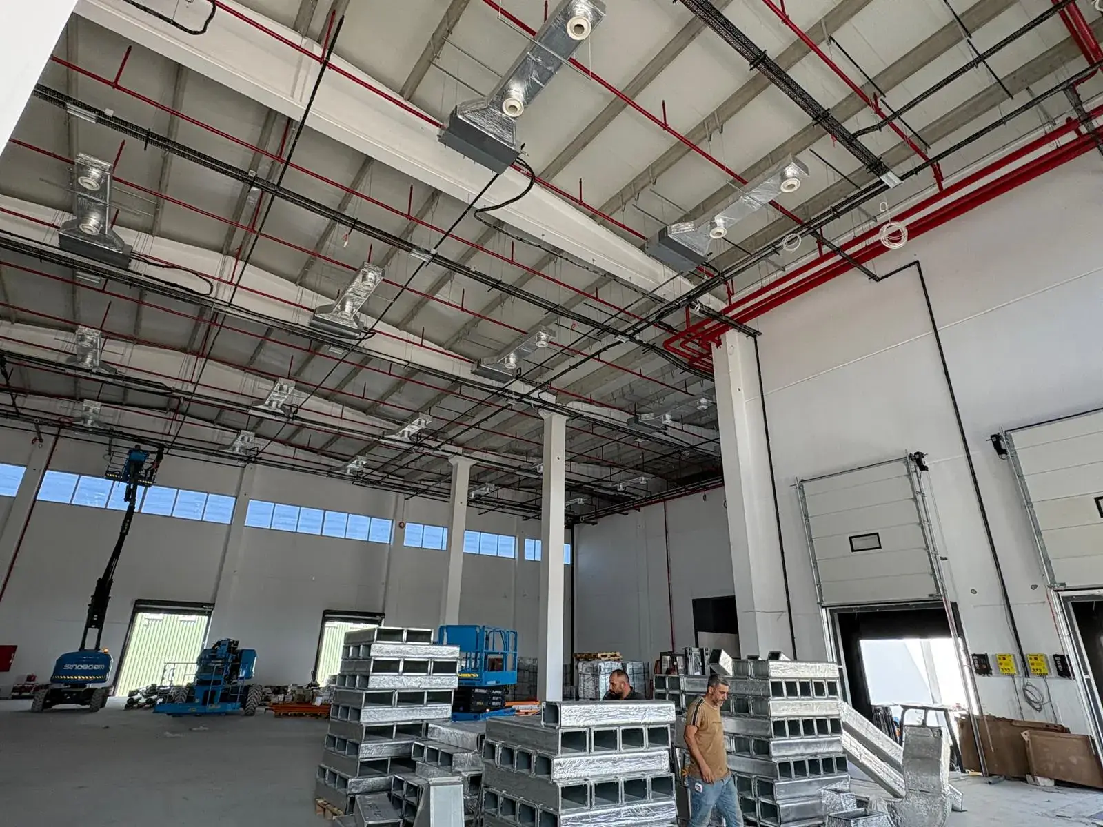 Endüstriyel üretim tesisinde jet nozul difüzörlü havalandırma kanal hattı montajı