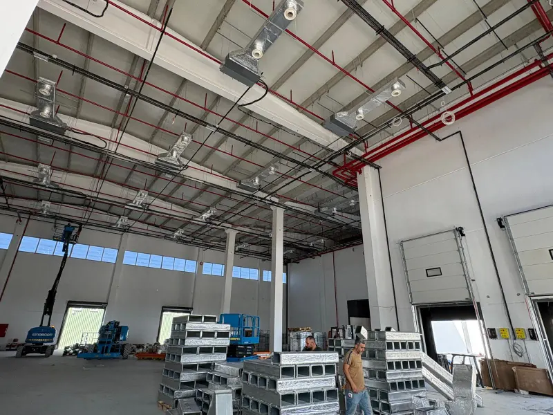 Endüstriyel üretim tesisinde jet nozul difüzörlü havalandırma kanal hattı montajı