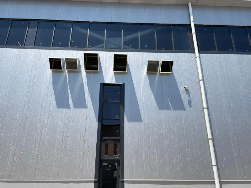 Fabrika dış cephesinde sıralı duvar tipi egzoz fan panjurları