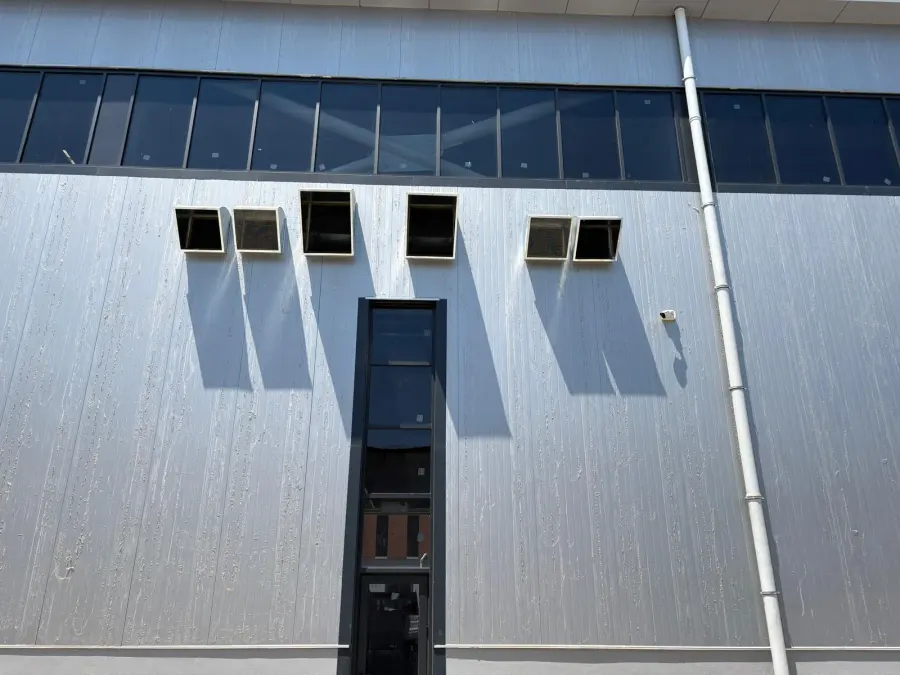 Fabrika dış cephesinde sıralı duvar tipi egzoz fan panjurları