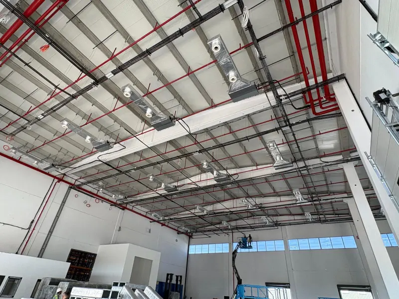 Fabrika yüksek tavanında jet nozul difüzörlü hava kanalı ve havalandırma hattı
