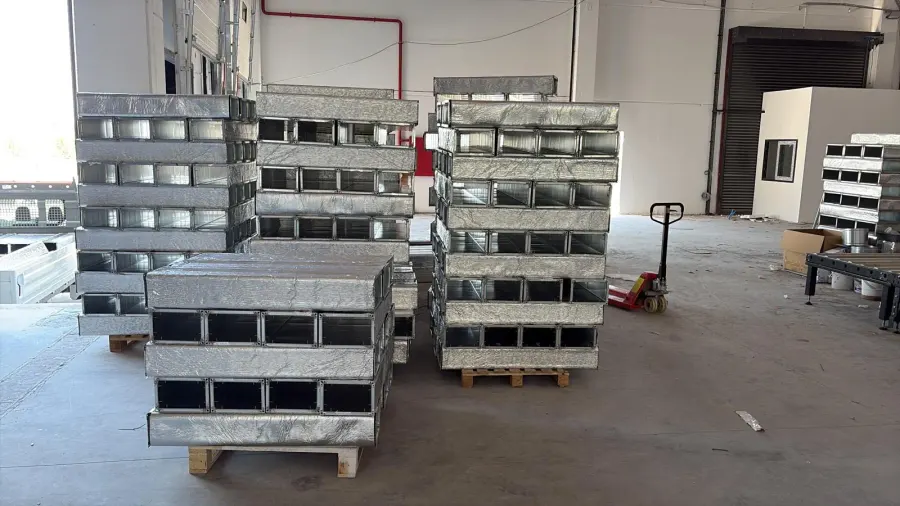 Paletlere istiflenmiş, şantiye sevkiyatına hazır galvaniz hava kanalı parçaları
