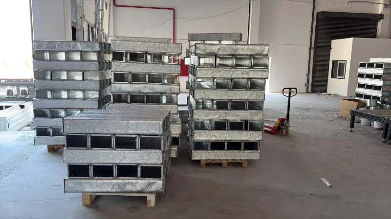 Paletlere istiflenmiş, şantiye sevkiyatına hazır galvaniz hava kanalı parçaları