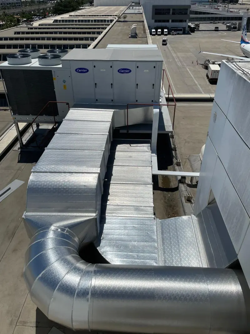 Havalimanı terminal çatısında rooftop klima cihazı ve galvaniz sac hava kanalı hattı montajı