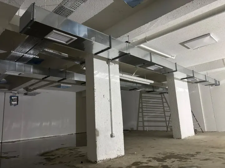 Kapalı otoparkta tavana asılmış galvaniz havalandırma kanalı hattı ve menfezleri