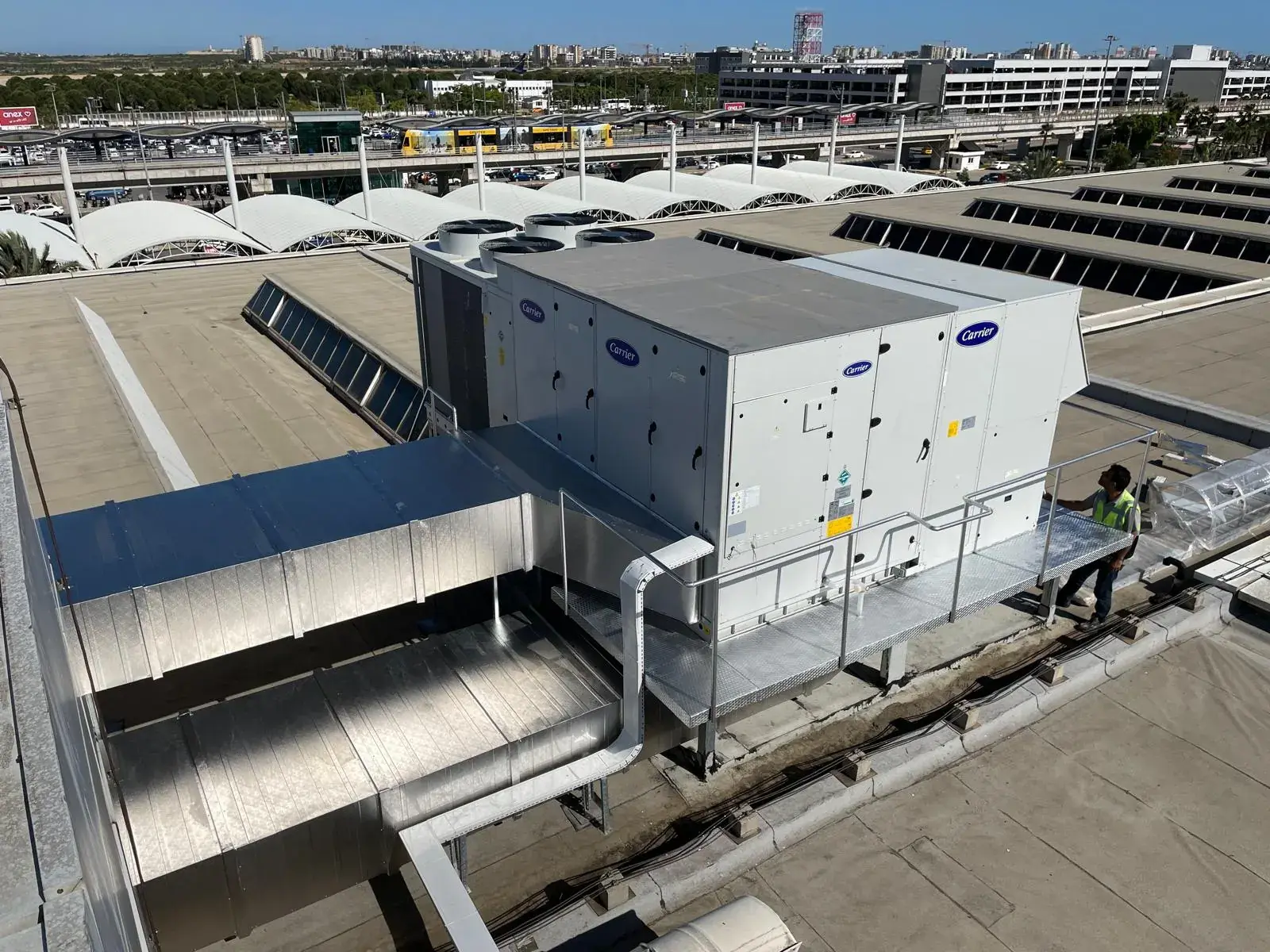 Antalya'da terminal çatısında Carrier rooftop paket klima ve hava kanalı montaj çalışması