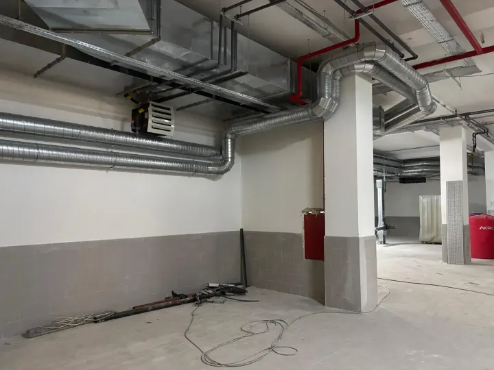 Ticari alanda galvaniz spiral yuvarlak hava kanalı, dikdörtgen kanal ve sıcak hava apareyi montajı